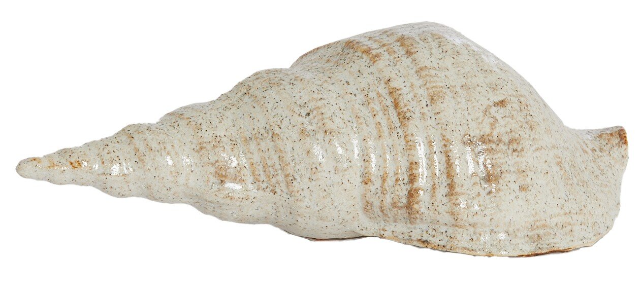 Keramik-Ornament in Form einer großen Muschel, seitliche Perspektive