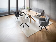 Moderne Esszimmermöbel in einem stilvollen Raum mit Panoramablick, bestehend aus einem Holztisch, umgeben von verschiedenen gepolsterten Armlehnstühlen und einer grauen Bank. Perspektive von oben.