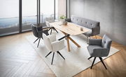Moderne Esszimmermöbel in einem stilvollen Raum mit Panoramablick, bestehend aus einem Holztisch, umgeben von verschiedenen gepolsterten Armlehnstühlen und einer grauen Bank. Perspektive von oben.