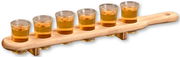 Schnapsglasträger aus Holz mit sechs gefüllten Gläsern, seitliche Perspektive