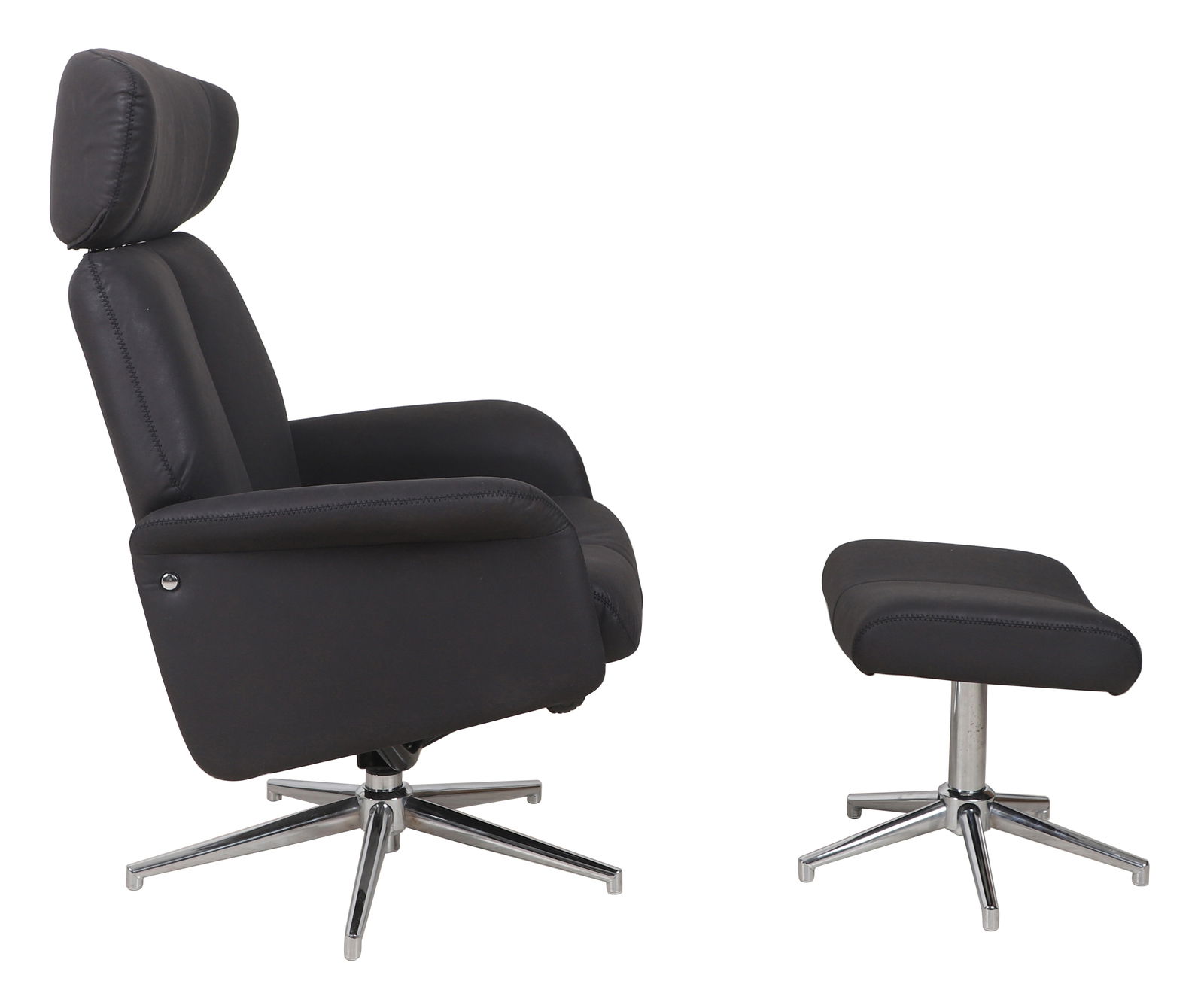 Seitliche Ansicht eines schwarzen Relaxsessels mit passendem Hocker, beide mit verchromten Drehgestellen.