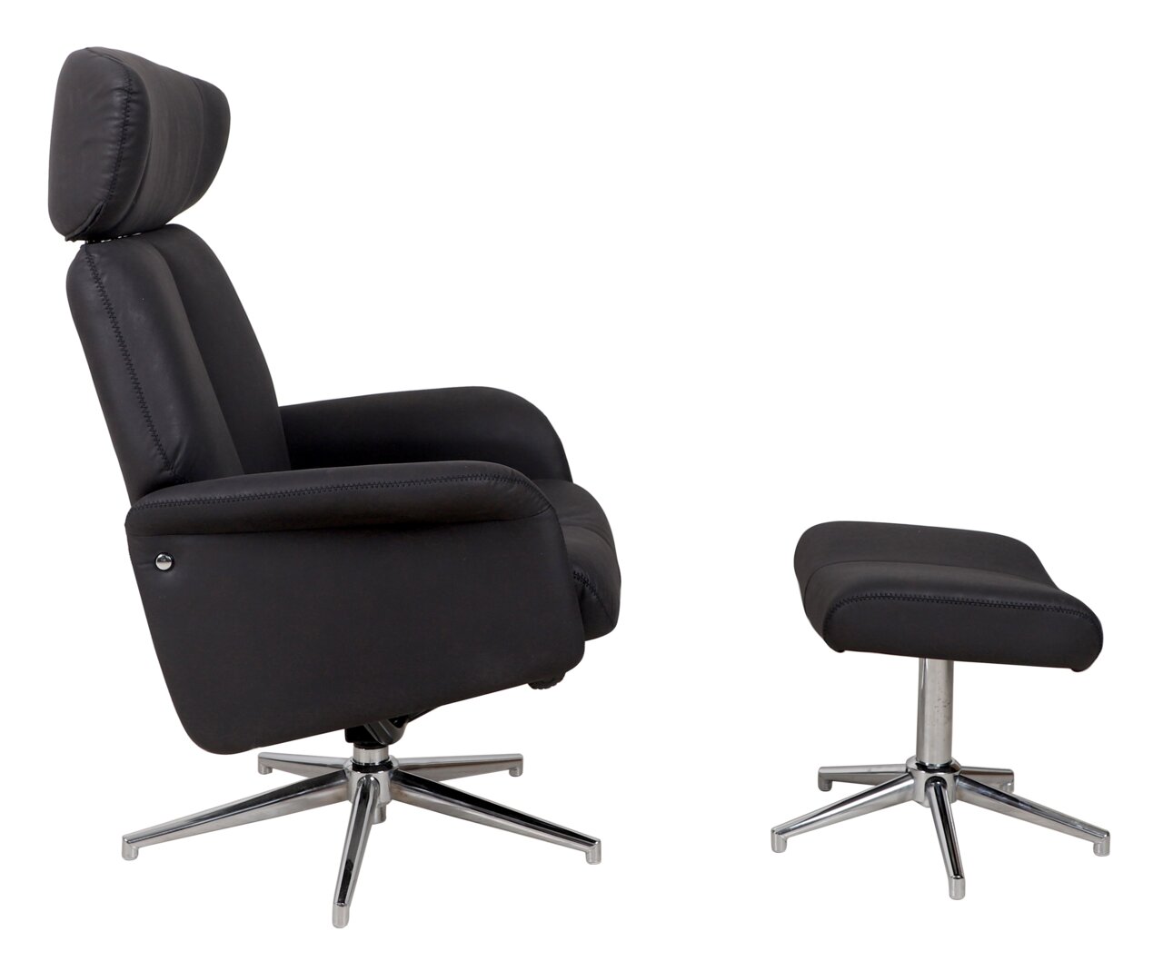 Seitliche Ansicht eines schwarzen Relaxsessels mit passendem Hocker, beide mit verchromten Drehgestellen.