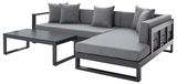 Modernes Lounge-Set mit grauen Kissen und schwarzem Metallrahmen, Perspektive von vorne rechts.