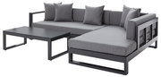 Modernes Lounge-Set mit grauen Kissen und schwarzem Metallrahmen, Perspektive von vorne rechts.