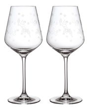 Zwei Rotweingläser mit feinen, weihnachtlichen Gravuren, seitliche Perspektive