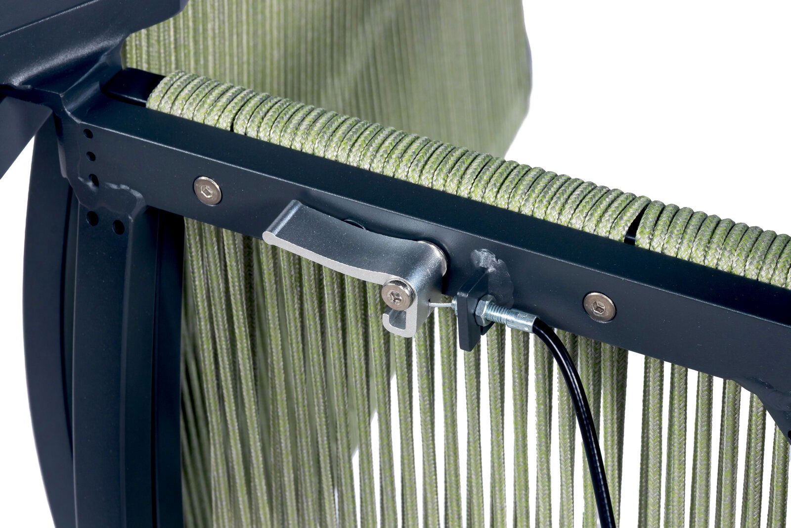 Detailaufnahme aus seitlicher Nahansicht: schwarzer Metallrahmen mit Hebelmechanik und Schrauben, daran befestigte grün geflochtene Schnur/Seil und ein schwarzes Kabel vor weißem Hintergrund.