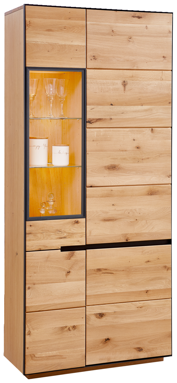 Linea Natura Vitrine mit Beleuchtung KELIO Vitrine aus Holz mit Beleuchtung, seitliche Perspektive, zeigt Gläser und Dekoration im beleuchteten Fach.