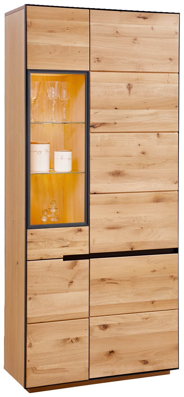 Linea Natura Vitrine met verlichting KELIO Vitrine aus Holz mit Beleuchtung, seitliche Perspektive, zeigt Gläser und Dekoration im beleuchteten Fach.