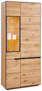 Vitrine aus Holz mit Beleuchtung, seitliche Perspektive, zeigt Gläser und Dekoration im beleuchteten Fach.