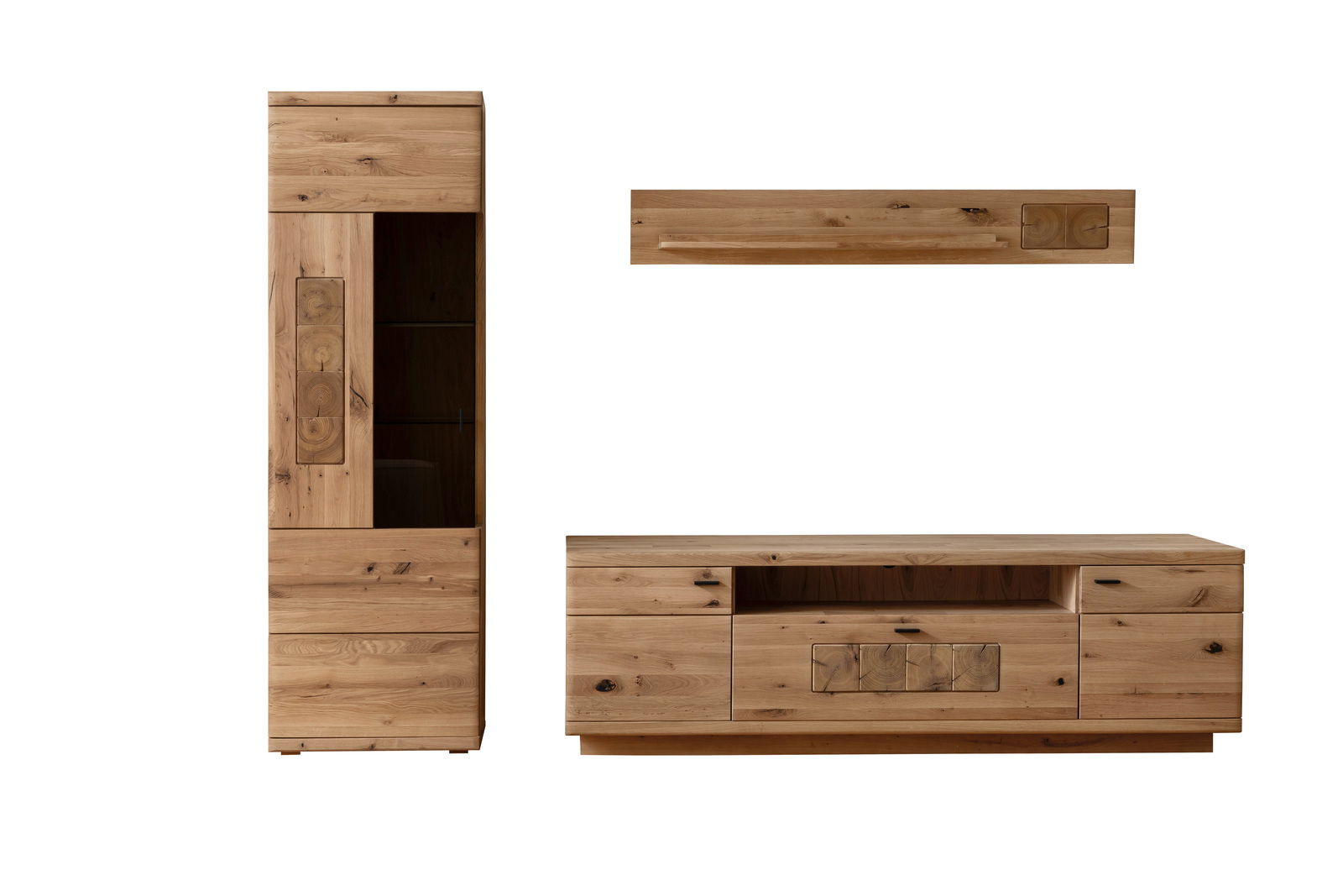 Linea Natura Wandkombination PHÖNIX Holz-Wandkombination bestehend aus einem hohen Schrank, einem niedrigen TV-Schrank und einem Wandregal, frontal betrachtet.