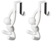 Zwei weiße Türhaken in Form von Figuren, die an einer Kante hängen. Perspektive: Frontalansicht.