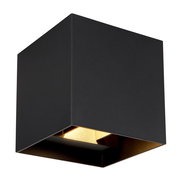 Schwarze, würfelförmige Außenleuchte mit goldener Innenseite, Perspektive von unten.