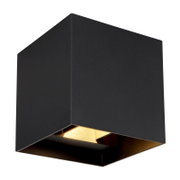 Schwarze, würfelförmige Außenleuchte mit goldener Innenseite, Perspektive von unten.