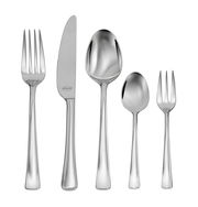 Vorderansicht eines glänzenden, modernen Besteck-Sets bestehend aus Gabel, Messer, Esslöffel, Teelöffel und Kuchengabel.