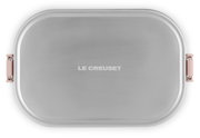 Obenansicht einer silbernen Lunchbox mit rosa Verschlüssen und dem Logo 'Le Creuset' in der Mitte.