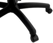 Nahaufnahme der schwarzen Rollenbasis eines Chefsessels aus der Seitenperspektive