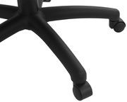 Nahaufnahme der schwarzen Rollenbasis eines Chefsessels aus der Seitenperspektive