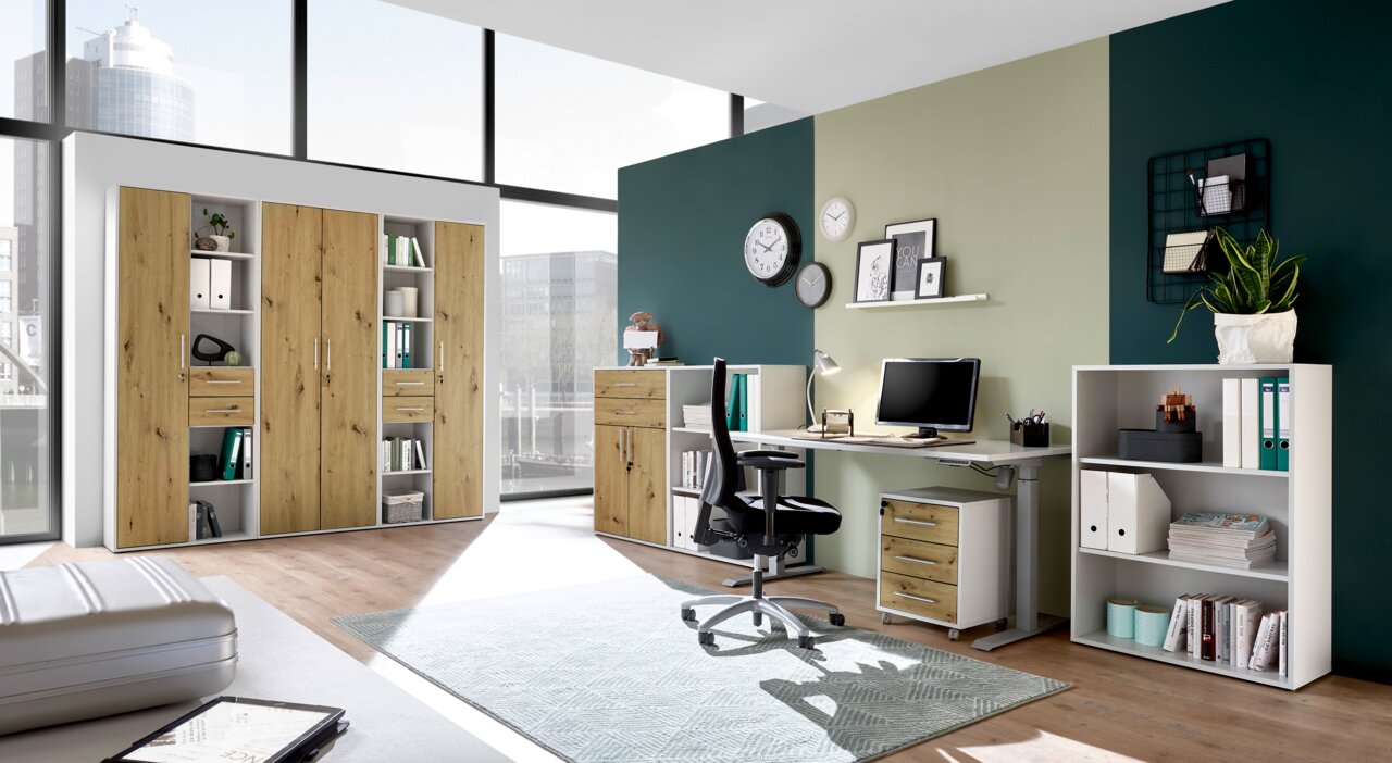 XORA Akten-/Regalschrank FINITO Moderne Büromöbel in einem hellen Raum mit großen Fenstern, bestehend aus einem Schreibtisch, Rollcontainer, Regalen und Aktenschränken in Holzoptik. Perspektive: Frontalansicht.