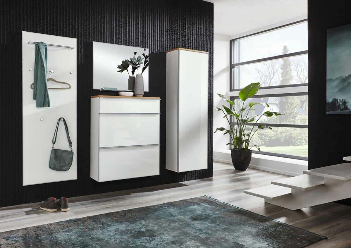 Moderner Hängegarderobenschrank in einem stilvollen Raum, seitliche Perspektive