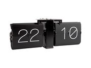 Retro Wanduhr ohne Gehäuse mit Flip-Mechanismus, zeigt die Uhrzeit 22:10 aus seitlicher Perspektive.