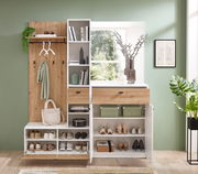 Kompaktgarderobe in moderner Einrichtung, frontal fotografiert, mit Stauraum für Schuhe, Haken für Kleidung und Regalen für Bücher und Dekoration.