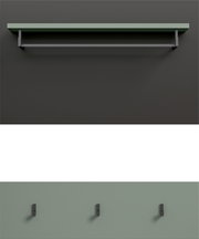 Minimalistische Wandgarderobe in Salbeigrün mit Ablage, Kleiderstange und drei schwarzen Haken vor grauem Hintergrund, Frontansicht.