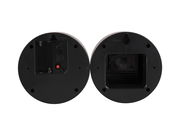 Rückansicht von zwei runden, schwarzen Objekten mit Batteriefach und Schalter, Perspektive von unten.