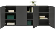 Hängesideboard in dunklem Grau mit offenen Türen, gefüllt mit Büchern und Dekorationen, aus frontaler Perspektive