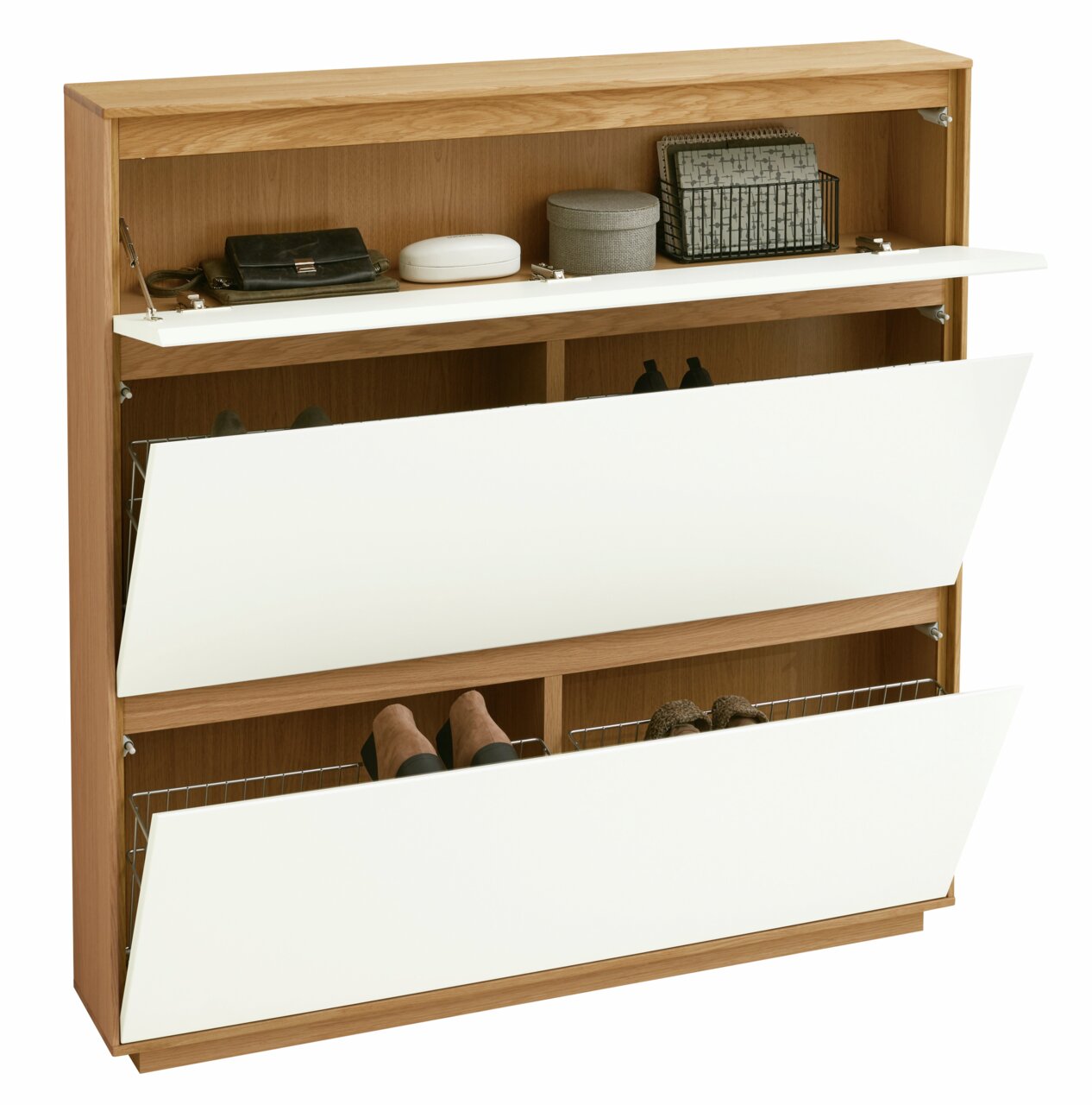 Moderner Schuhschrank aus Holz mit weißen Klapptüren, frontal fotografiert, zeigt offene Fächer mit Schuhen und Accessoires.