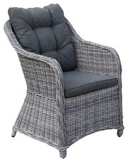 Gartensessel aus grauem Rattan mit dunkelgrauen Kissen, seitliche Perspektive