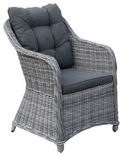 Gartensessel aus grauem Rattan mit dunkelgrauen Kissen, seitliche Perspektive