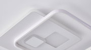 Moderne LED-Deckenleuchte in Nahaufnahme von unten, mit geometrischem Design und weißem Finish.