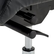 Nahaufnahme der Einstellhebel eines Chefsessels von unten betrachtet