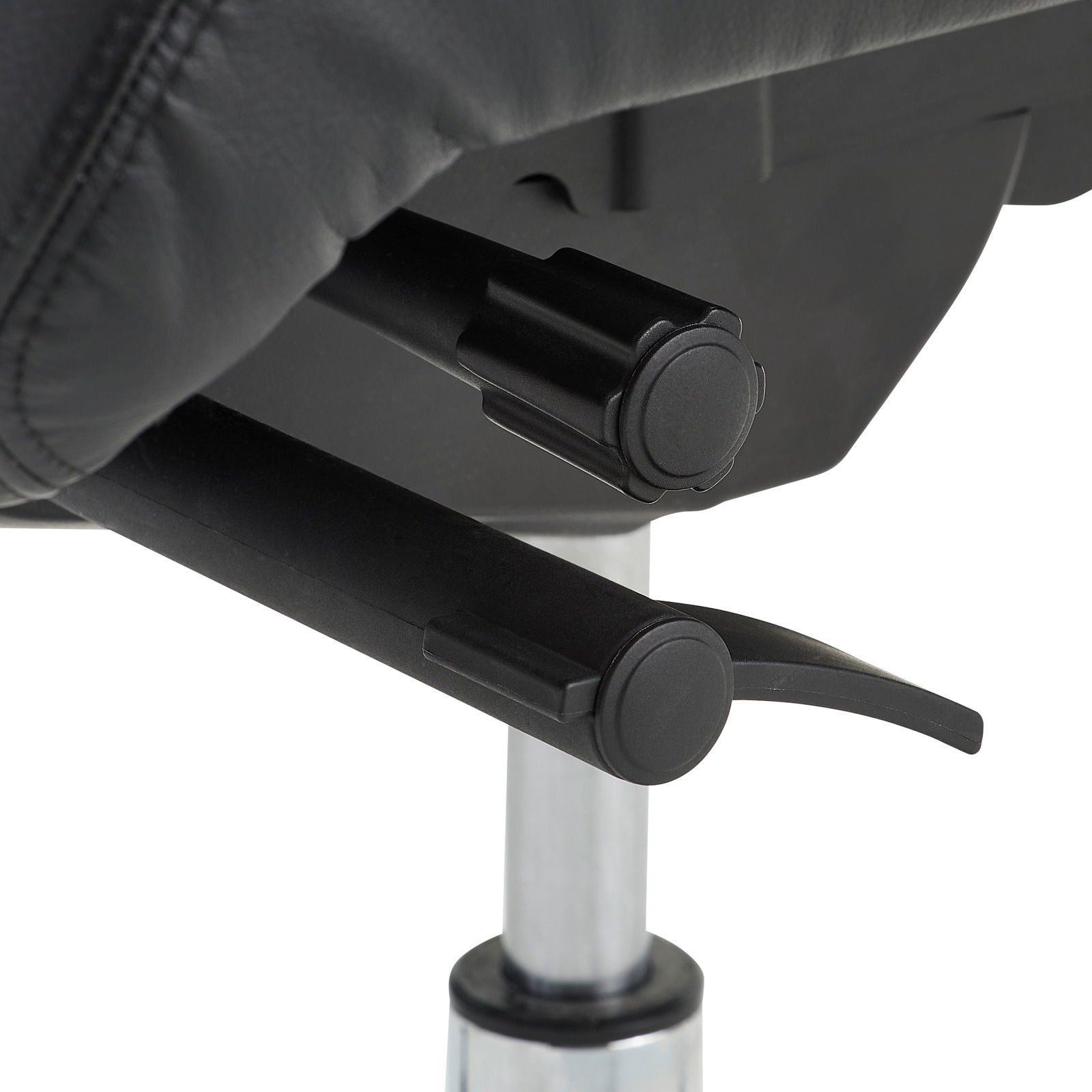 Nahaufnahme der Einstellhebel eines Chefsessels von unten betrachtet