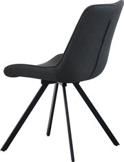 Dunkelgrauer, gepolsterter Polsterstuhl mit Stoffbezug und schwarzem Metallgestell, seitliche Ansicht (Profil) vor weißem Hintergrund