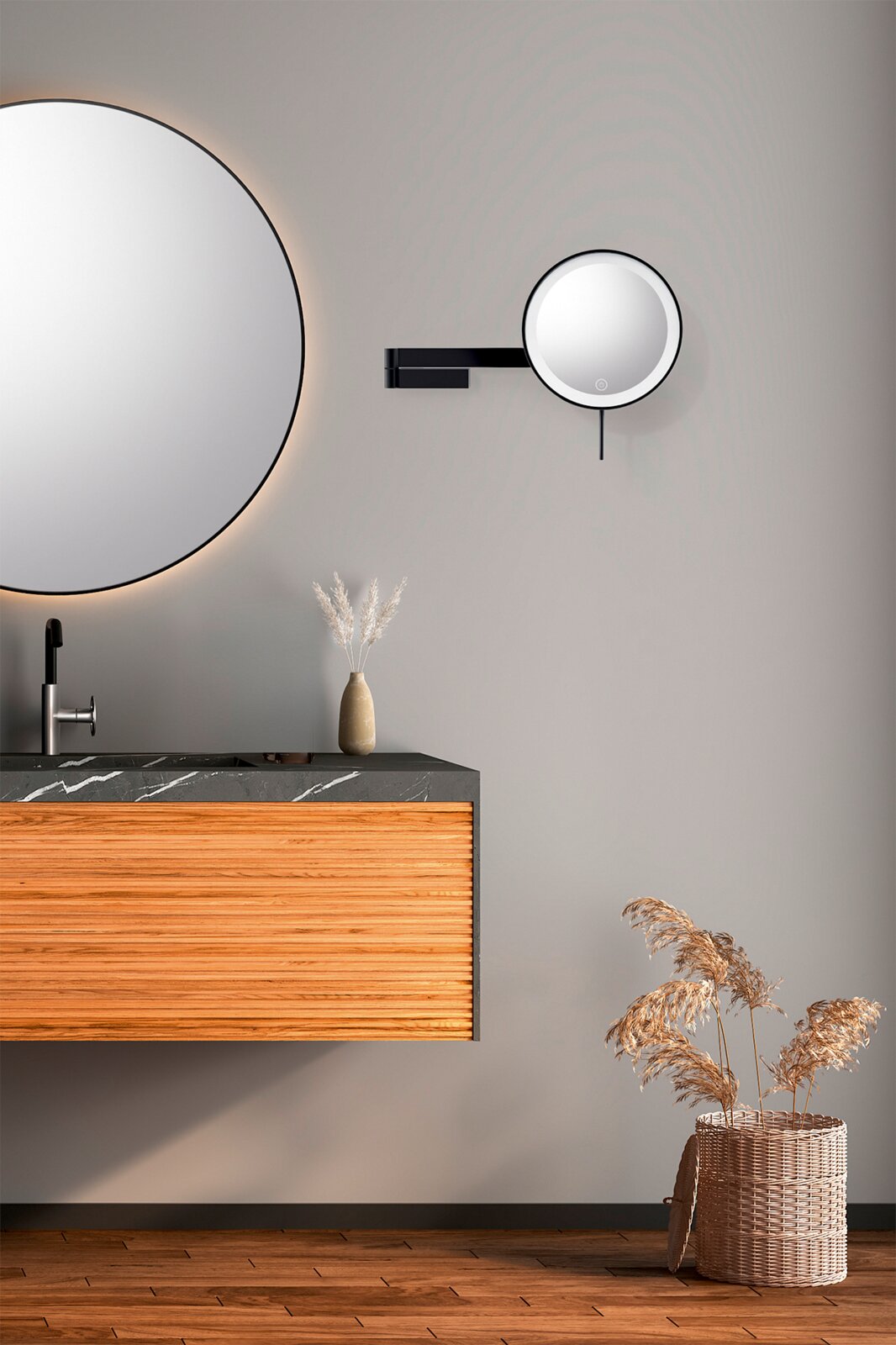 Moderne badkamerinrichting met ronde wandspiegel en zwarte kraan rechts een ronde, uitschuifbare cosmeticaspiegel aan de muur met zwarte arm, vooraanzicht lichtjes van linksaf.
