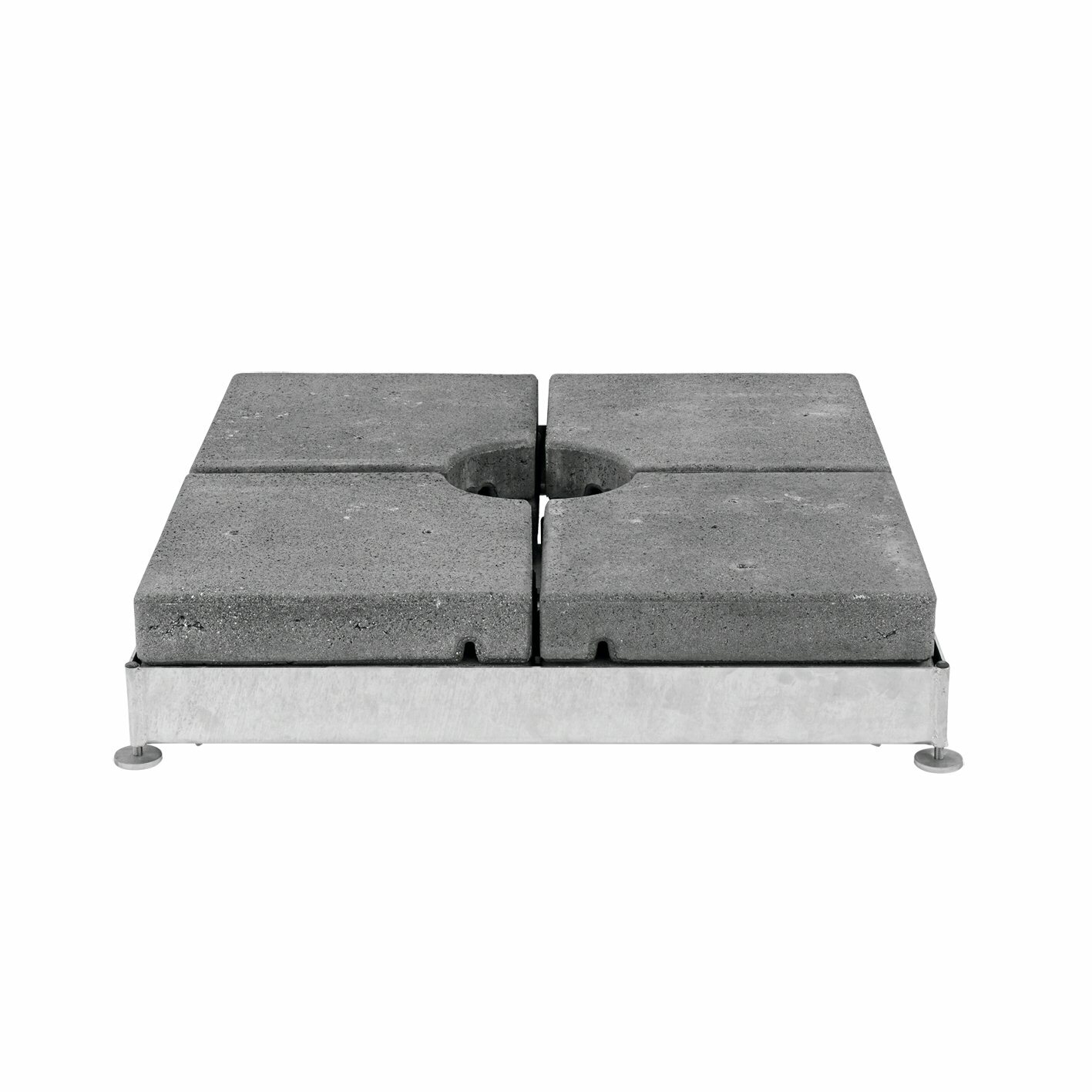 Sockel M4 aus Beton, bestehend aus vier quadratischen Platten mit zentraler Aussparung, auf einer Metallbasis montiert, frontalansicht.