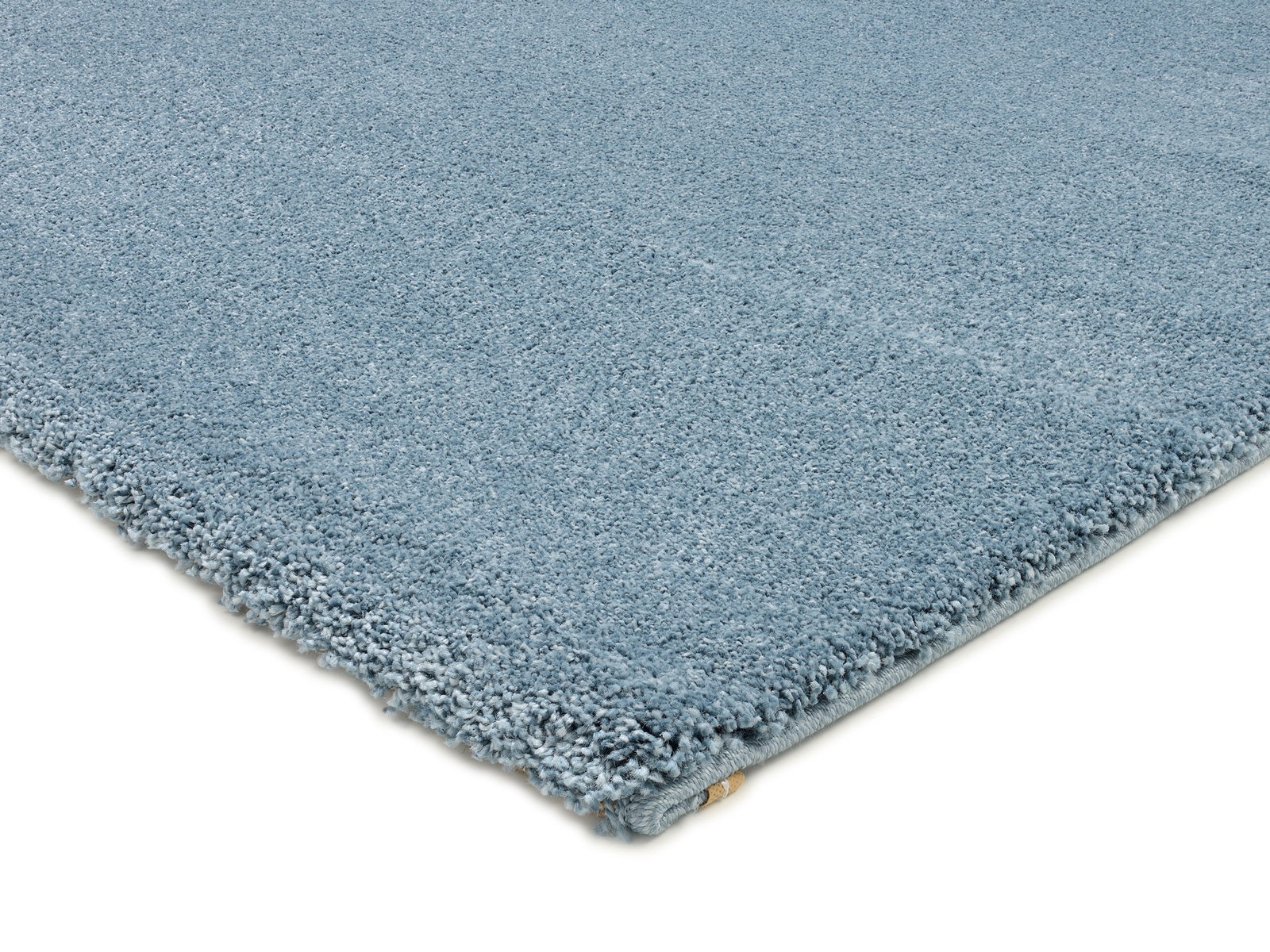 Blauer Uni-Teppich in Nahaufnahme, perspektivisch von der Seite fotografiert.