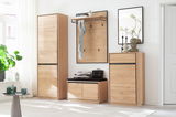 Moderne Garderobeneinrichtung aus Holz mit Schuhschrank, Garderobenpaneel und Kommode in einem hellen Raum, seitliche Perspektive.
