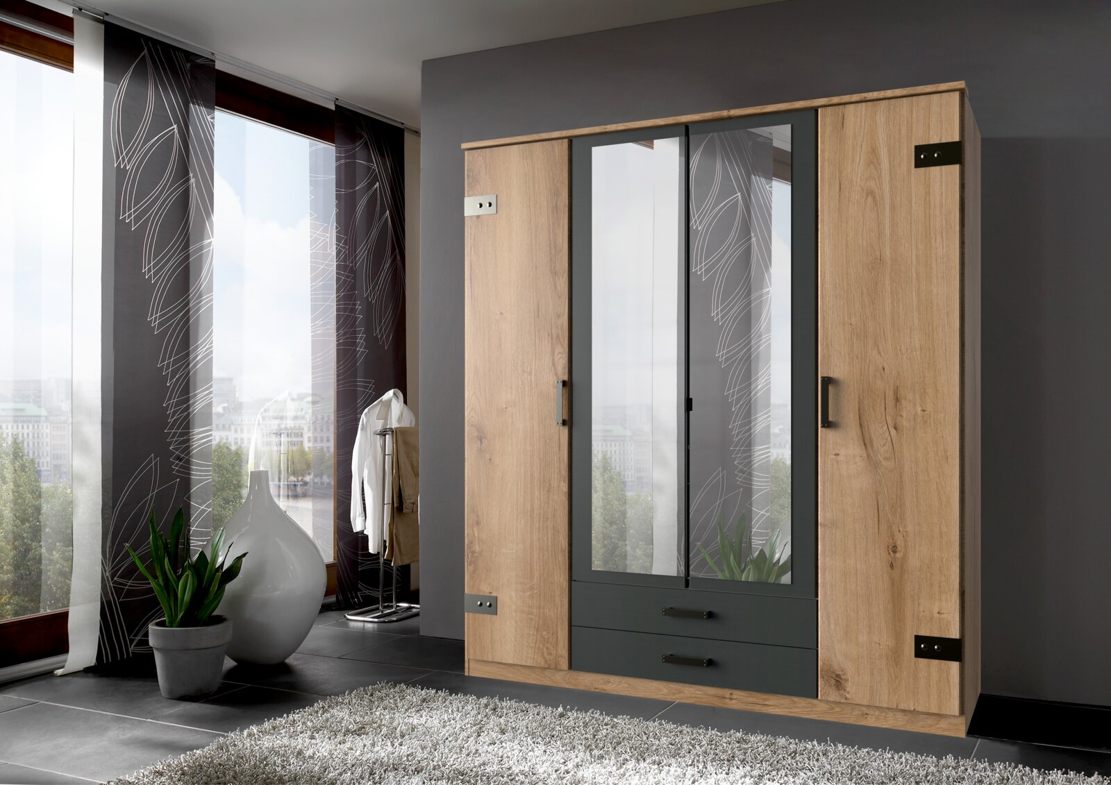 Z2 Drehtürenschrank 4trg. CORK Moderner viertüriger Drehtürenschrank in Holzoptik mit zwei Schubladen, fotografiert aus einer leicht seitlichen Perspektive in einem stilvoll eingerichteten Raum.