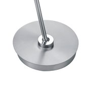 Nahaufnahme der Basis einer LED-Tischleuchte aus gebürstetem Metall mit modernem Design.