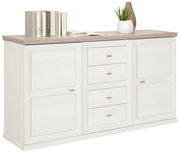 Weißes Sideboard mit Holzoberfläche, drei Schubladen in der Mitte und zwei Türen an den Seiten, dekoriert mit Büchern und Pflanzen, seitliche Perspektive.