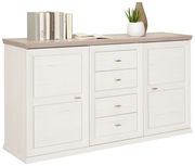 Weißes Sideboard mit Holzoberfläche, drei Schubladen in der Mitte und zwei Türen an den Seiten, dekoriert mit Büchern und Pflanzen, seitliche Perspektive.