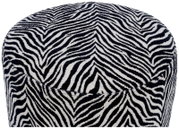 Gevoerde poef met een bekleding van stof met zwart-wit zebraprint, detailfoto van bovenaf in een licht frontaal perspectief