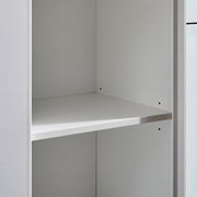 Nahaufnahme eines weißen, schmalen Aktenregals mit einem verstellbaren Einlegeboden, seitliche Perspektive.