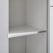 Nahaufnahme eines weißen, schmalen Aktenregals mit einem verstellbaren Einlegeboden, seitliche Perspektive.