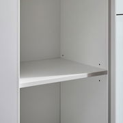 Nahaufnahme eines weißen, schmalen Aktenregals mit einem verstellbaren Einlegeboden, seitliche Perspektive.