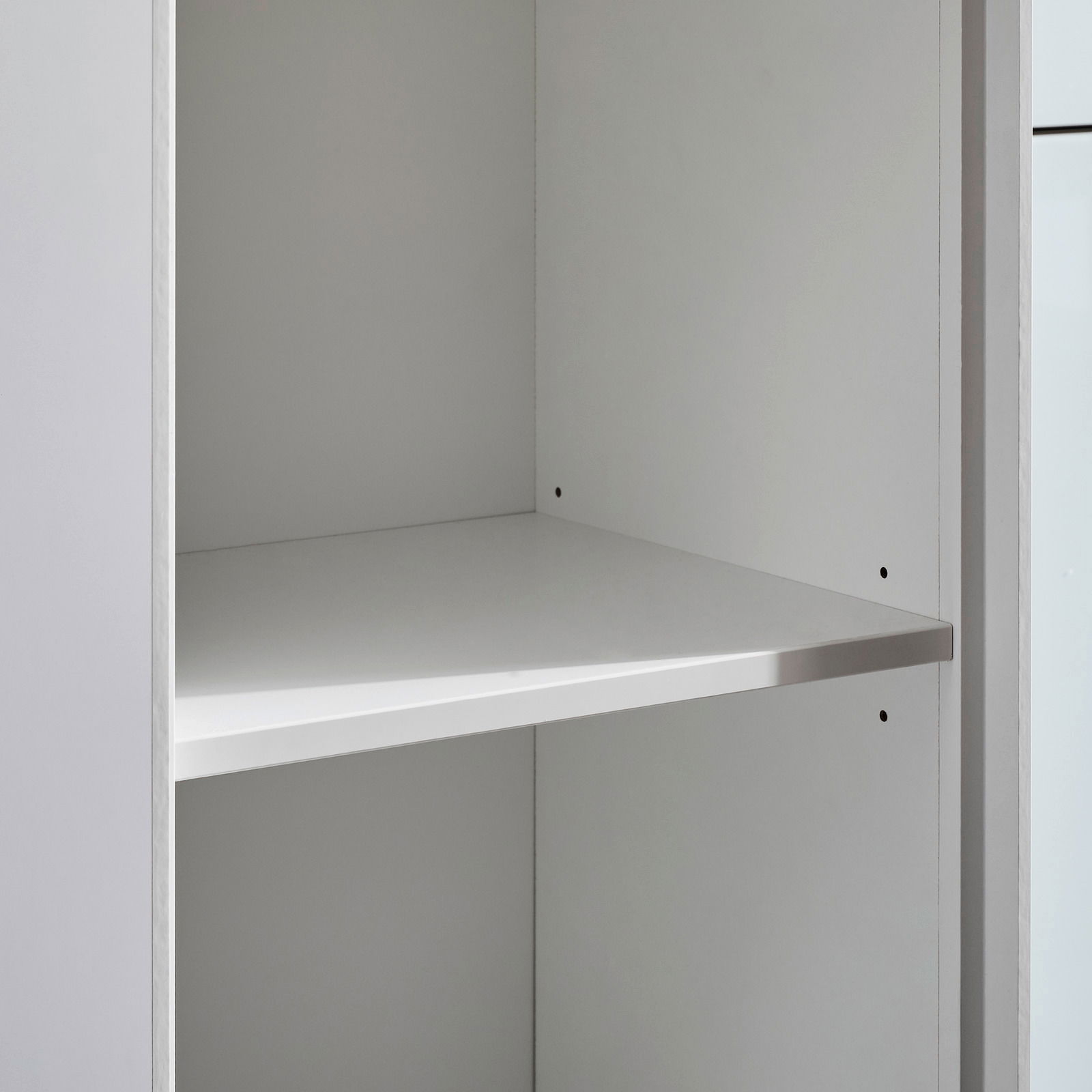 Nahaufnahme eines weißen, schmalen Aktenregals mit einem verstellbaren Einlegeboden, seitliche Perspektive.