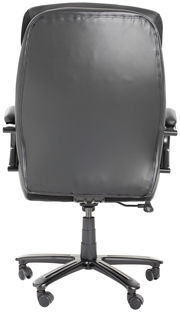 Rückansicht eines schwarzen Chefsessels mit Rollen und verstellbarer Höhe