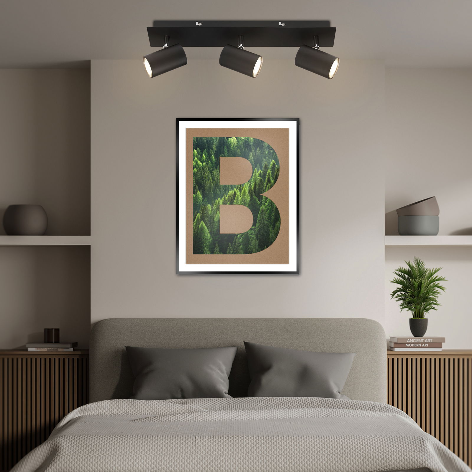 LED-Spot mit drei verstellbaren Strahlern, montiert an der Decke über einem Bett, aus der Perspektive des Bettes betrachtet.